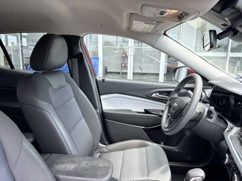 Used 2025 Chevrolet Trax LT FWD image 11