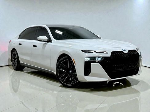 Used 2024 BMW 760i xDrive w/ Premium Package image 7