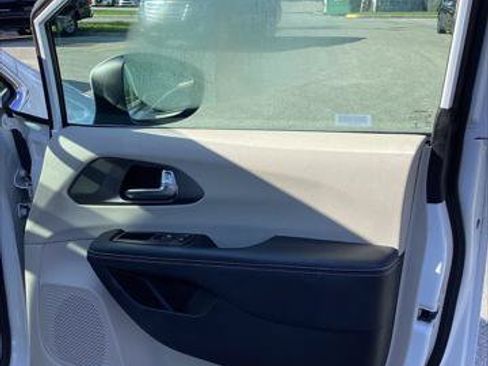 Used 2023 Chrysler Pacifica Touring-L FWD image 21