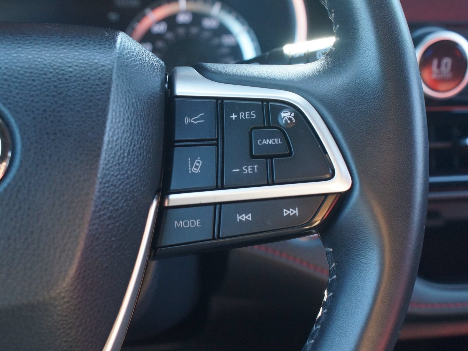 Used 2023 Toyota Highlander XSE FWD image 11
