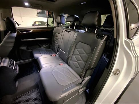 Used 2024 Volkswagen Atlas SE w/ Panoramic Sunroof Package image 19