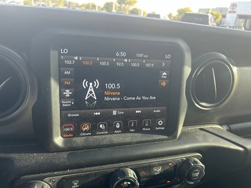 Used 2023 Jeep Gladiator Sport AWD/4WD image 11