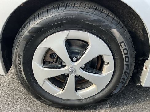 Used 2014 Toyota Prius Two image 31