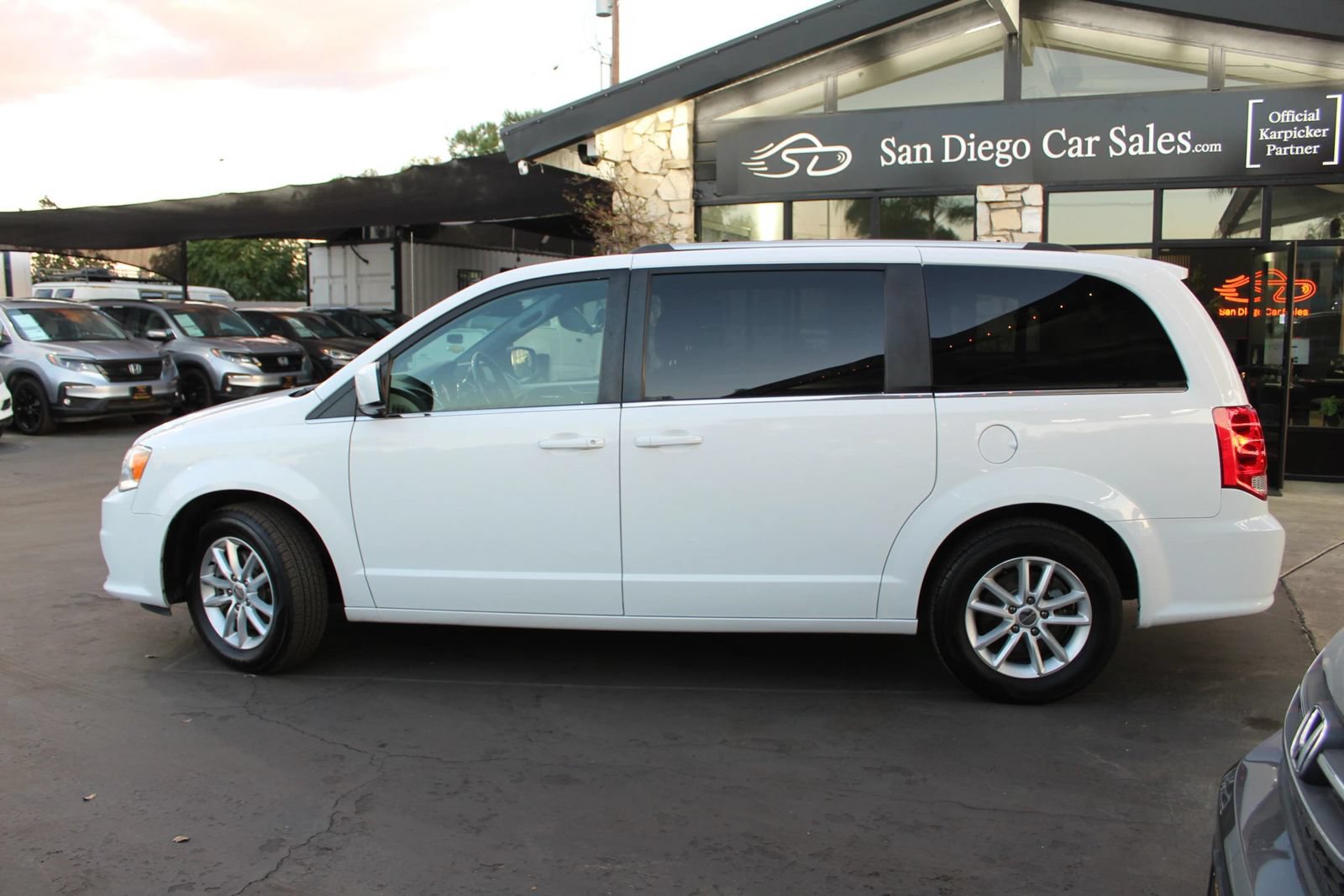 Used 2019 Dodge Grand Caravan SXT FWD image 2