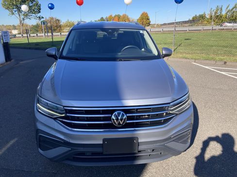 Certified 2024 Volkswagen Tiguan SE image 2