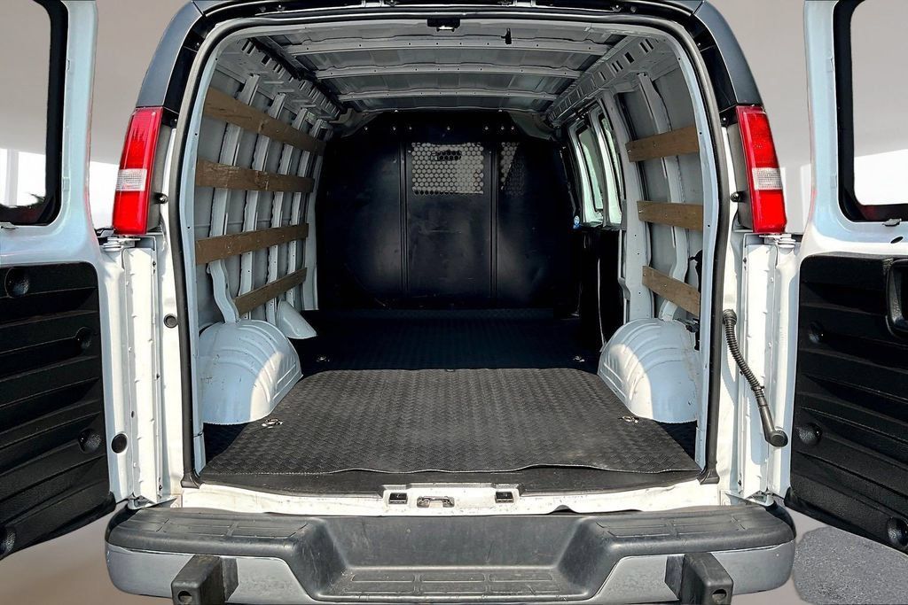 Used 2025 Chevrolet Express 2500 w/ Driver Convenience Package RWD image 7