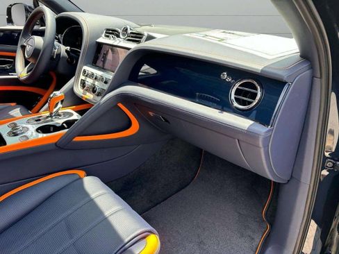 Used 2024 Bentley Bentayga image 2