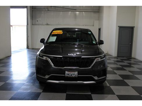 Used 2024 Kia Carnival LX image 2