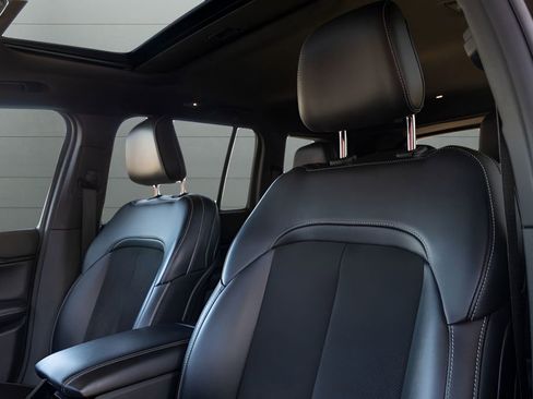 Used 2023 Jeep Grand Cherokee Altitude AWD/4WD image 2