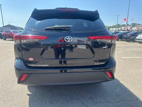 Used 2022 Toyota Highlander XLE AWD/4WD image 8