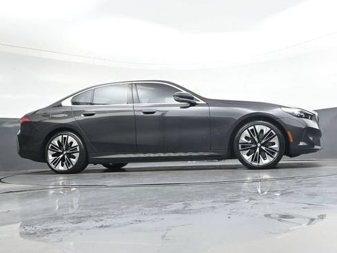 Used 2025 BMW i5 eDrive40i w/ Premium Package RWD image 34