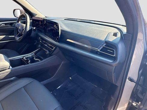 Used 2025 Chevrolet Traverse LT w/ Driver Confidence Package image 30