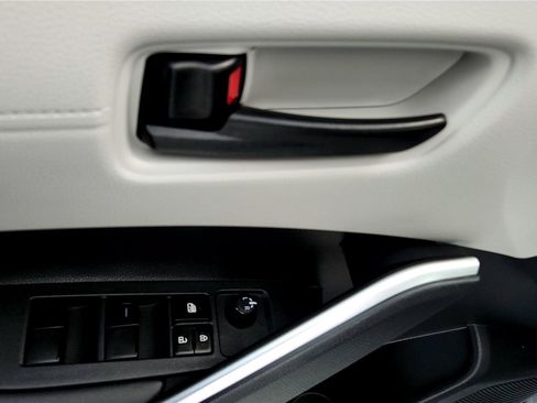 Certified 2023 Toyota Corolla Cross L image 31