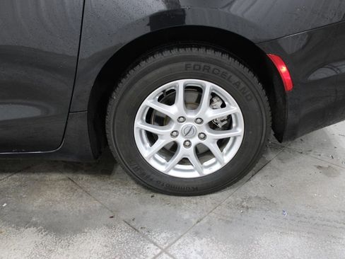Used 2023 Chrysler Pacifica Touring-L FWD image 38