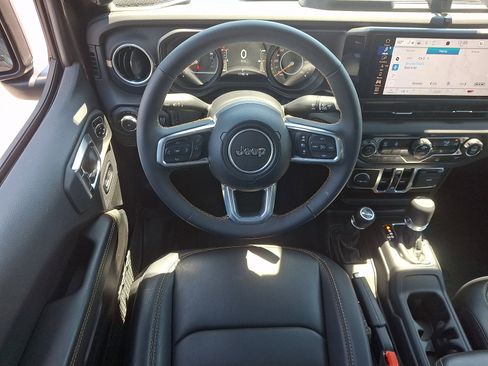 Used 2024 Jeep Wrangler Unlimited Sahara w/ Technology Group AWD/4WD image 3