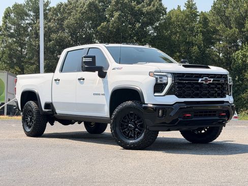 Used 2025 Chevrolet Silverado 2500 ZR2 w/ Technology Package AWD/4WD image 2