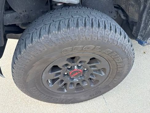 Used 2018 Toyota Tacoma TRD Sport w/ Technology Package AWD/4WD image 2