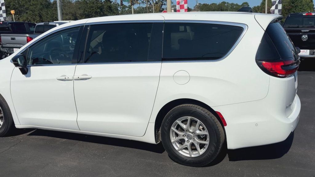Used 2024 Chrysler Pacifica Touring-L FWD image 6