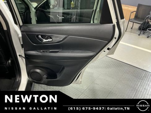 Used 2018 Nissan Rogue SV w/ Premium Package FWD image 36