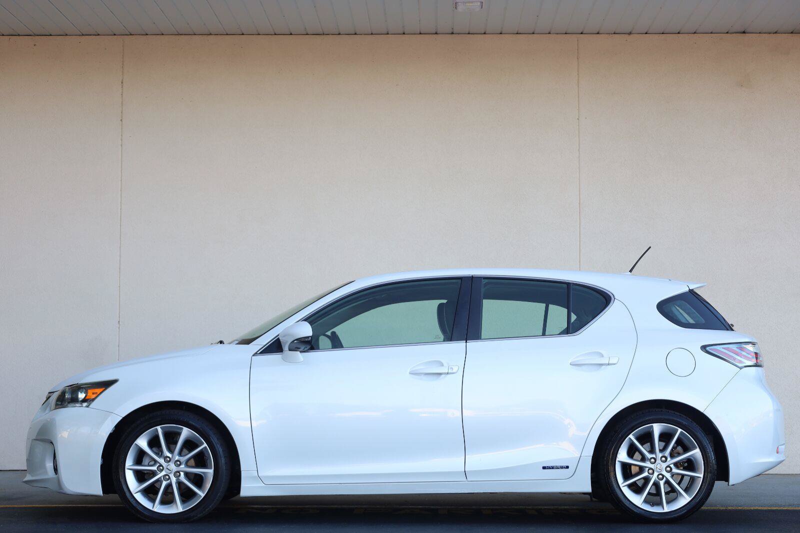 Used 2011 Lexus CT 200h Premium w/ Premium Audio Pkg FWD image 2