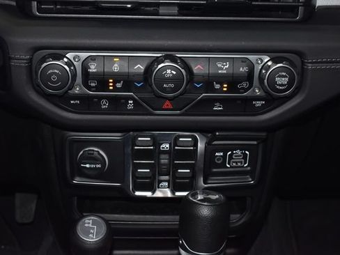 Used 2025 Jeep Wrangler Unlimited Sahara AWD/4WD image 37
