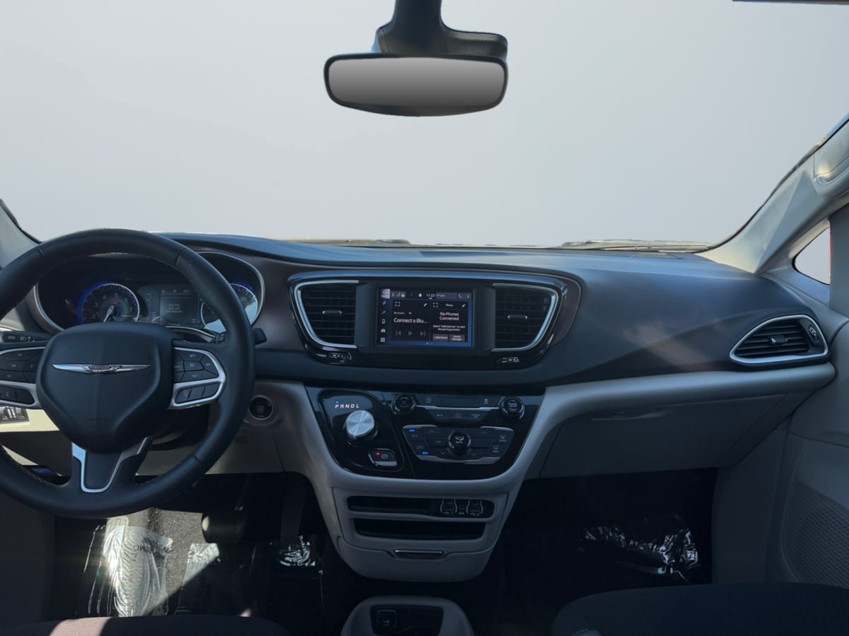 Used 2023 Chrysler Voyager LX FWD image 10