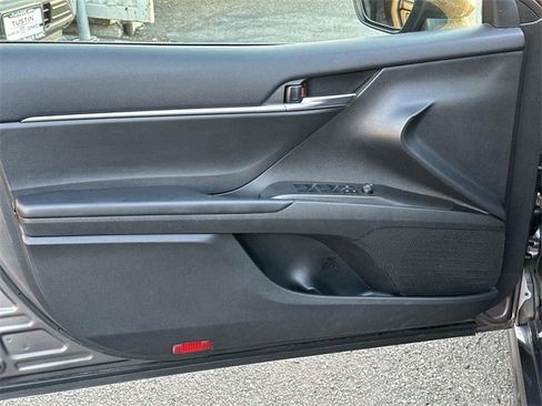 Used 2022 Toyota Camry SE image 19