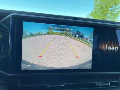 Used 2025 Jeep Wrangler Unlimited Sahara image 7