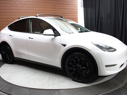 Used 2022 Tesla Model Y Long Range image 15