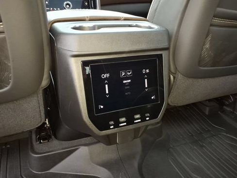 Used 2025 GMC Yukon Denali Ultimate AWD/4WD image 16