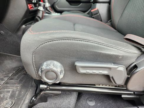 Used 2020 Jeep Wrangler Unlimited Rubicon w/ Cold Weather Group AWD/4WD image 23
