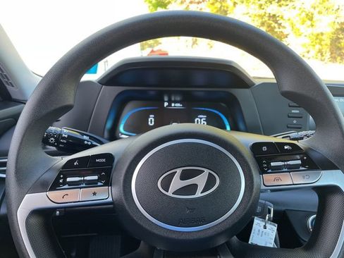 Used 2025 Hyundai Elantra SE image 12