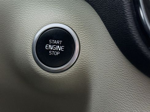 Used 2021 Volvo XC40 T5 Momentum w/ Premium Package image 21