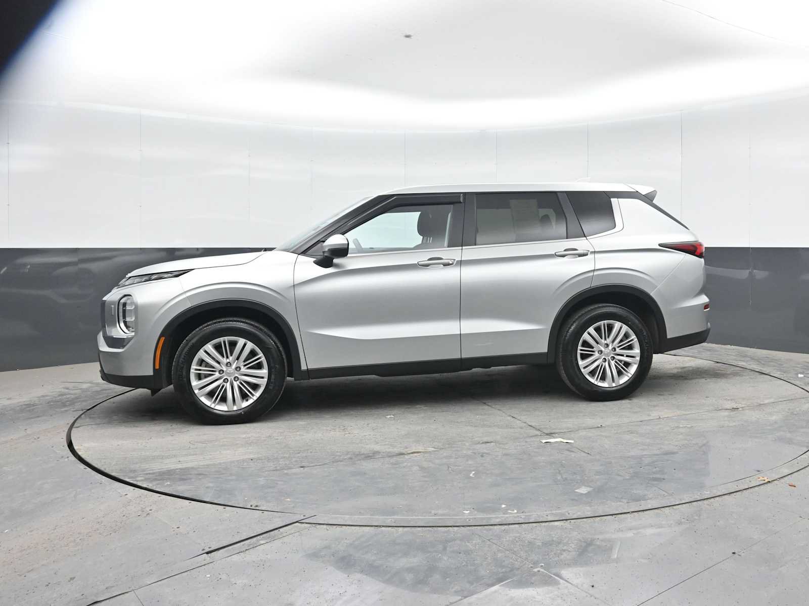 Used 2024 Mitsubishi Outlander ES AWD/4WD image 4
