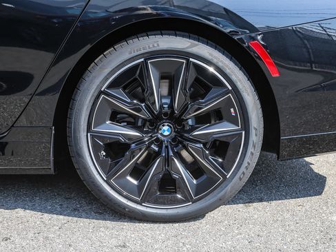 Used 2025 BMW 750e xDrive w/ Premium Package image 8