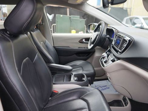 Used 2021 Chrysler Voyager Lxi image 20