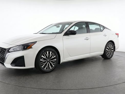 Used 2025 Nissan Altima 2.5 SV FWD image 3