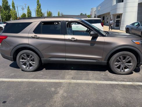 Used 2021 Ford Explorer XLT w/ Equipment Group 202A AWD/4WD image 4