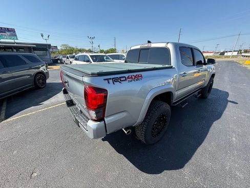 Used 2019 Toyota Tacoma TRD Sport image 3