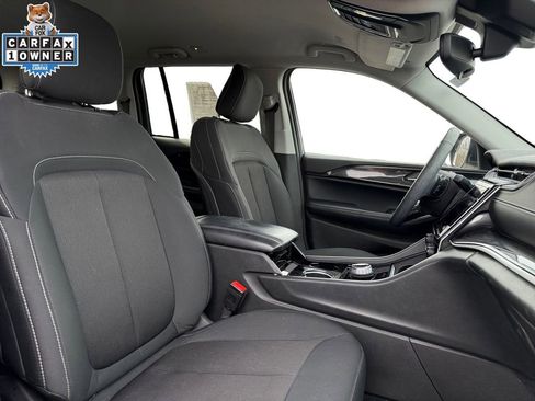 Used 2023 Jeep Grand Cherokee Laredo image 15
