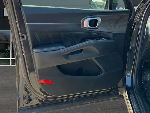 Used 2025 Kia Sorento SX image 10