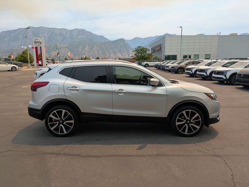 Used 2018 Nissan Rogue Sport SL AWD/4WD image 2
