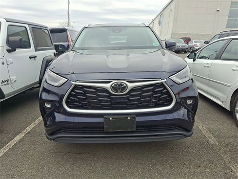 Used 2024 Toyota Highlander XLE image 2
