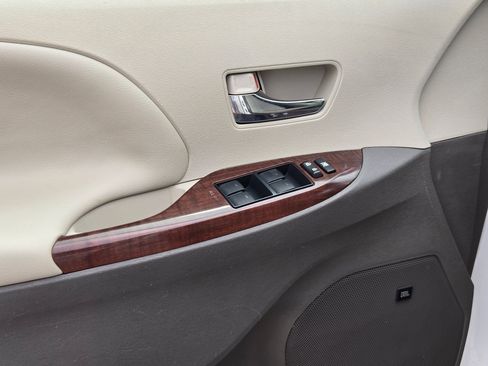 Used 2013 Toyota Sienna XLE w/ Premium Pkg image 11