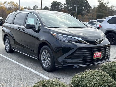 New 2026 Toyota Sienna LE image 1