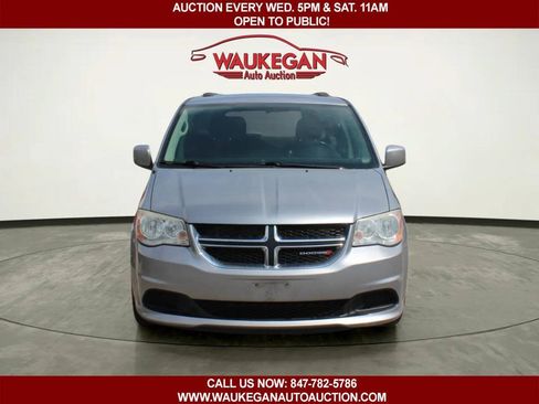 Used 2013 Dodge Grand Caravan SXT w/ Rear Park Assist Pkg FWD image 2