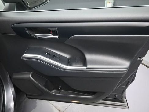Used 2024 Toyota Highlander XLE AWD/4WD image 37