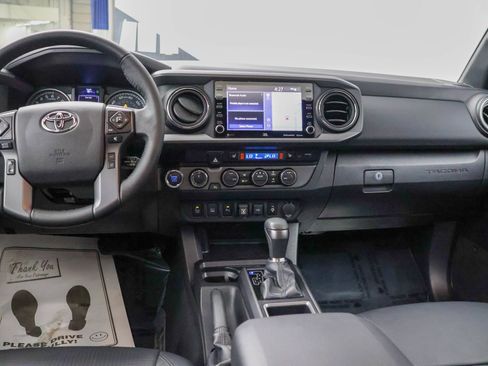 Used 2021 Toyota Tacoma TRD Sport w/ TRD Premium Sport Package AWD/4WD image 27
