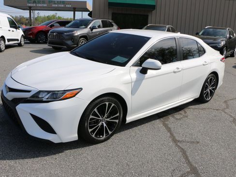Used 2020 Toyota Camry SE image 1
