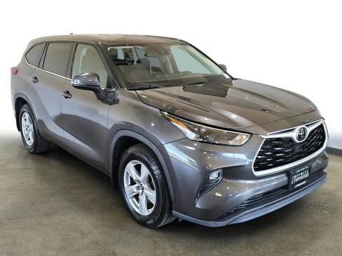 Used 2022 Toyota Highlander LE AWD/4WD image 3